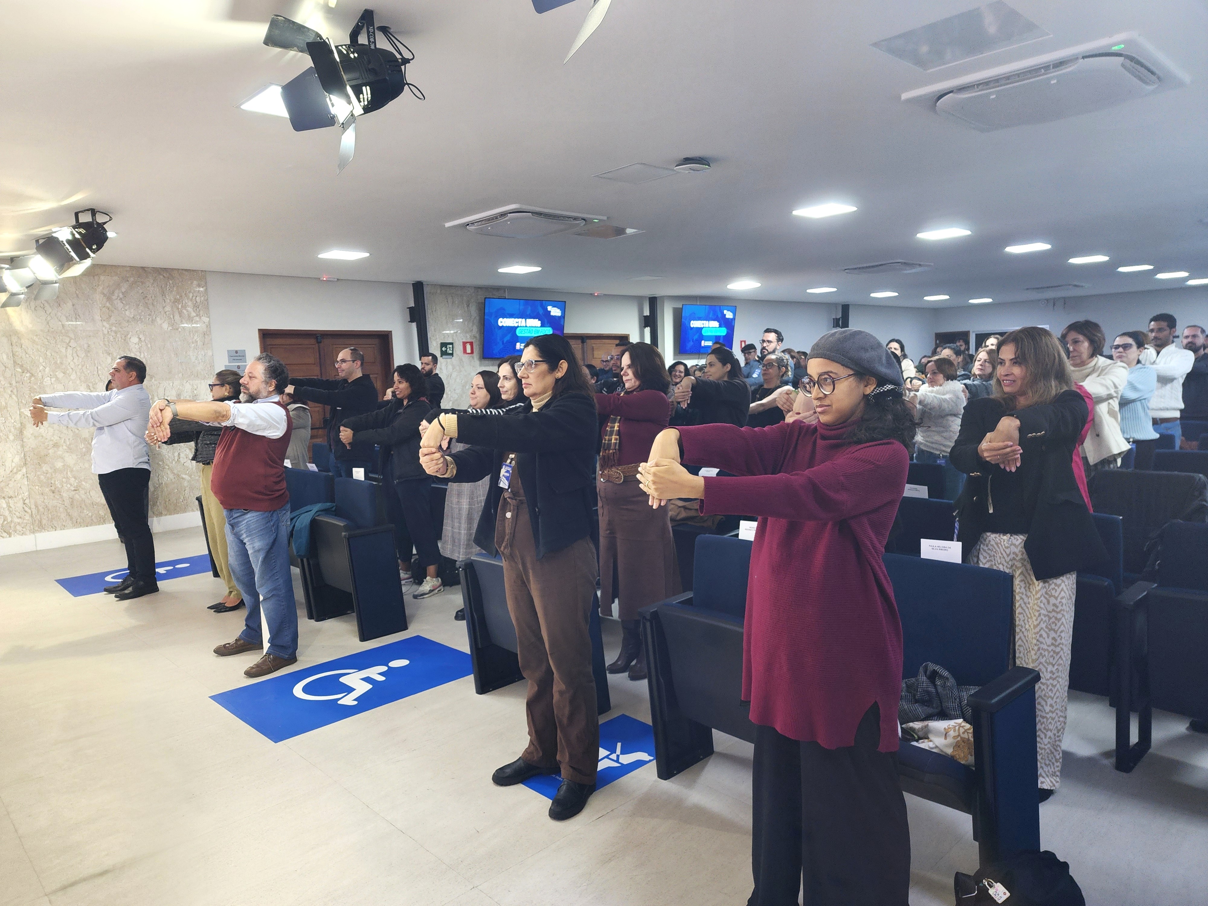 Imagem de um grupo de pessoas durante a ginástica laboral no Décimo oitavo Seminário de Gestão de Pessoas.